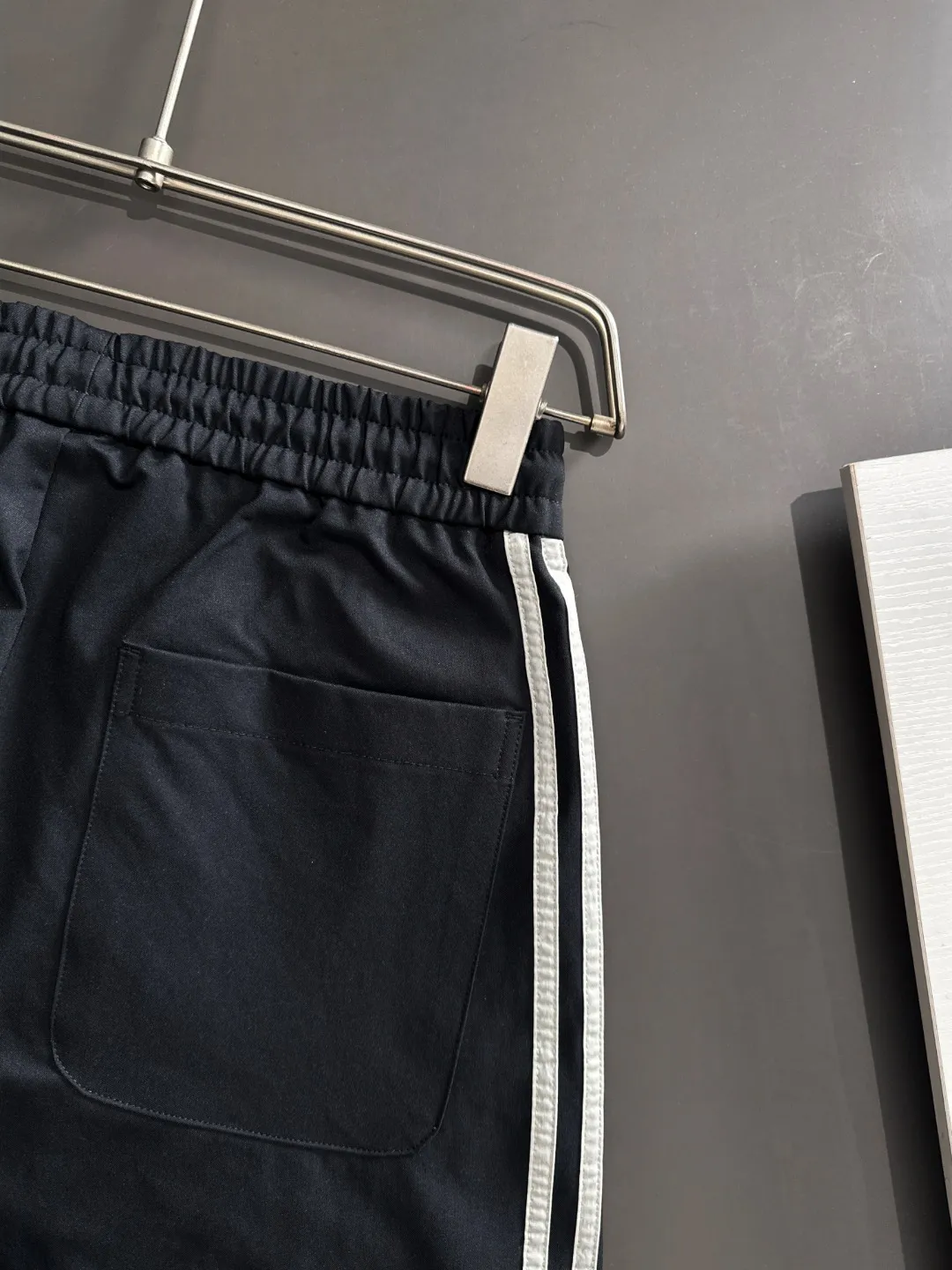 Shipped next day P195 Balenciaga 2026 Summer New Arrival elastic band casual pants, counter-customized fabrics, Breathable, high comfort, impeccable details, brand element design concept, reflecting high quality. It feels delicate and soft! It presents a casual cut and the upper body shape is great! Sizes:S-3XL